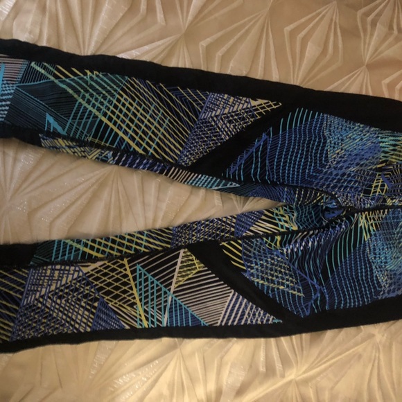 A lot of Workout Gear - 5 Legging-XS & 5 tops size small - EUC - Picture 14 of 15